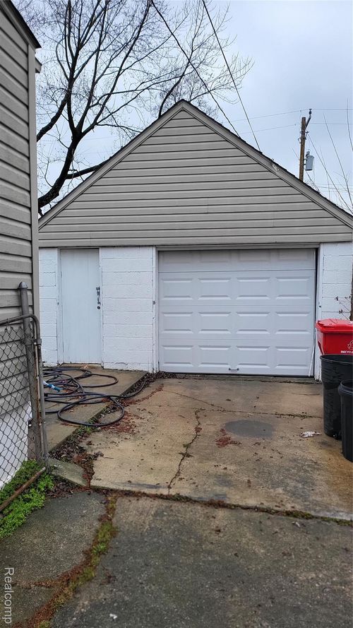 24845 Grove Ave, Eastpointe, MI, 48021-1032 | Card Image