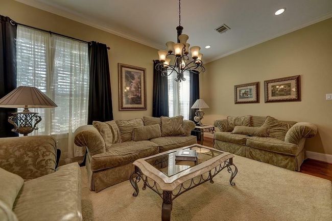 Ten foot ceilings throughout the first floor. | Image 13