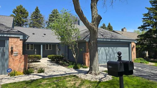 2112 W Quincy Ct, Mequon, WI, 53092-5415 | Card Image