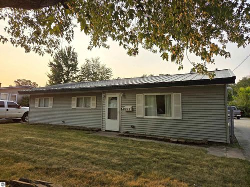 607 Cottage St, Clare, MI, 48617-9718 | Card Image