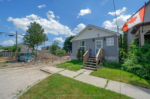 203 Quebec St, Oshawa, ON, L1J1X9 | Card Image
