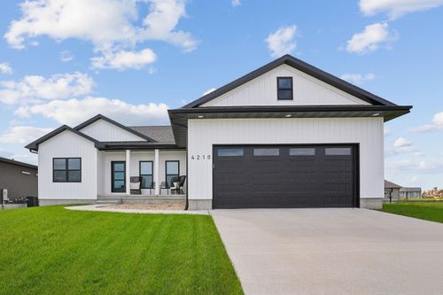 4210 Shocker Rd, Cedar Falls, IA, 50613-2461 | Card Image