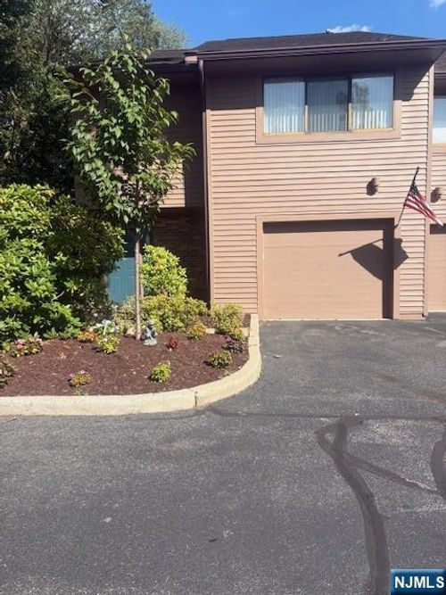 151b-151 Winchester Ct, Twp Washingtn, NJ, 07676-4352 | Card Image