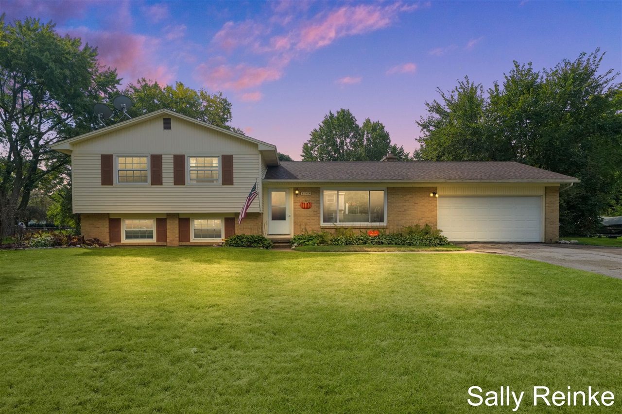 Brookhollow Dr, Rockford, MI 49341