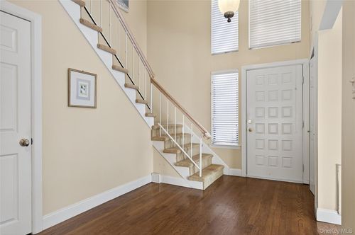 7 Meadowood Dr, Jericho, NY, 11753-2833 | Card Image