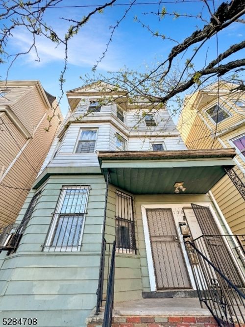 132 Ridge St, Newark, NJ, 07104-1113 | Card Image