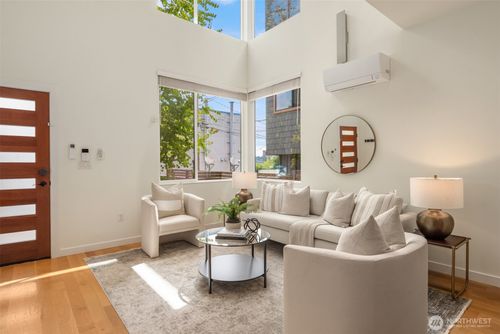 3924 Linden Ave N, Seattle, WA, 98103-7804 | Card Image
