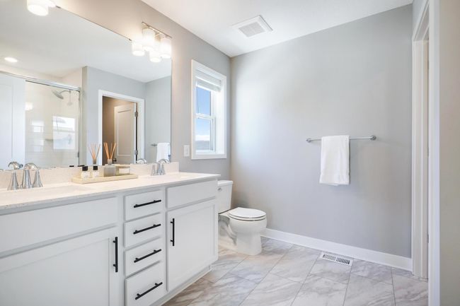 Primary suite with private bath & walk-in closet | Image 28
