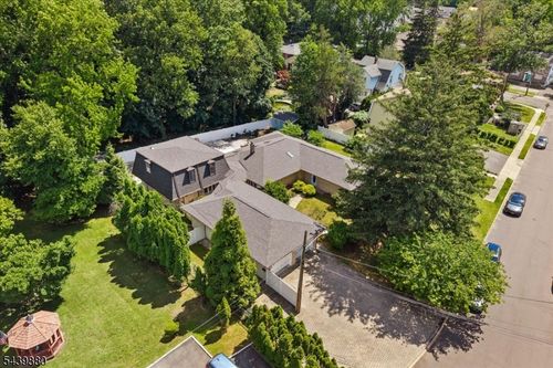 1 Ranch Ct, Saddle Brook, NJ, 07663-4614 | Card Image