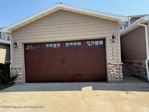 2304 Prairie Oak Dr, Dickinson, ND, 58601-6736 | Card Image