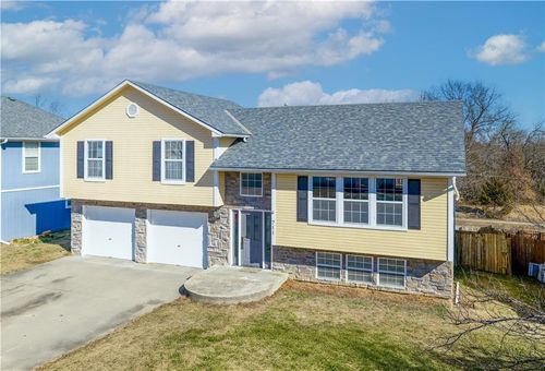 711 Brookside Dr, Warrensburg, MO, 64093-2574 | Card Image