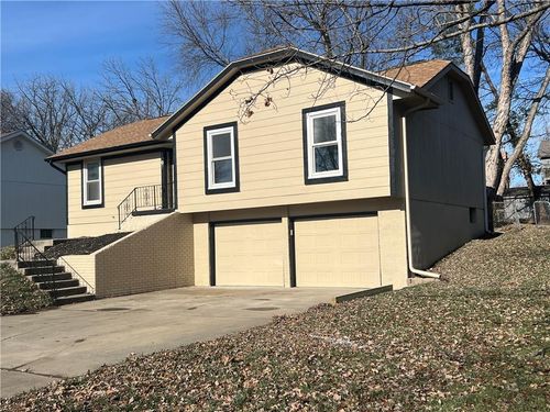 8702 Linda Ln, Pleasant Valley, MO, 64068-9045 | Card Image