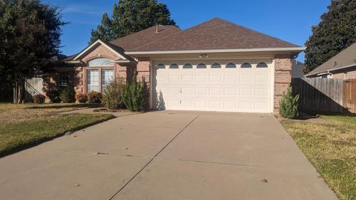 530 Queens Way, Grand Prairie, TX, 75052-3464 | Card Image