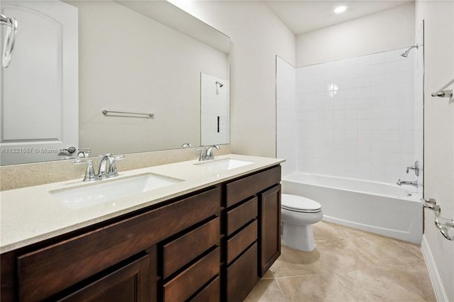E - 4488 E Appleton Cir E, Townhouse with 3 bedrooms, 3 bathrooms and null parking in Oakland Park FL | Image 8