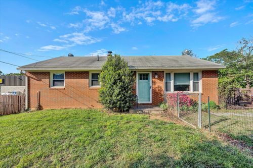 10640 Stewartsville Rd, Vinton, VA, 24179-5211 | Card Image