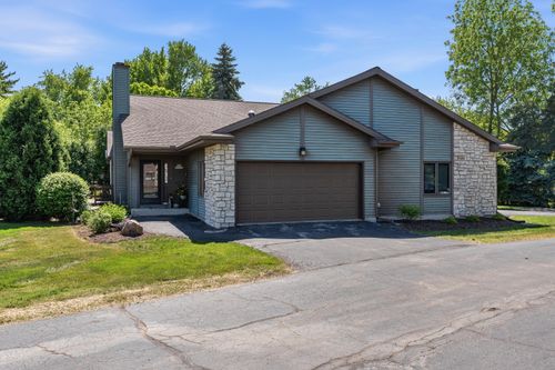 N81W13163 Country Terrace Ln, Menomonee Falls, WI, 53051-7261 | Card Image