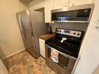 Kitchen with upgraded appliances | Image 1