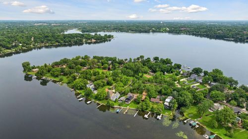 217 Peninsula Rd, Medicine Lake, MN, 55441-4179 | Card Image