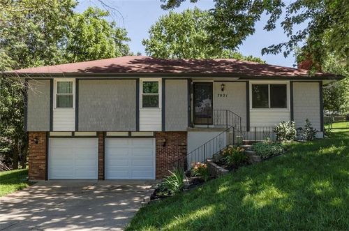 7021 N Wheaton Ave, Kansas City, MO, 64152-2459 | Card Image