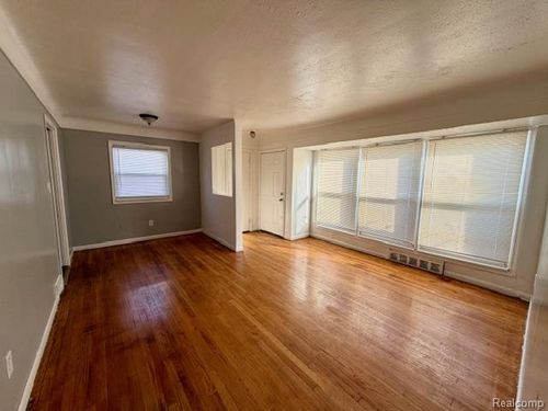 9371 Hartwell St, Detroit, MI, 48228-2535 | Card Image