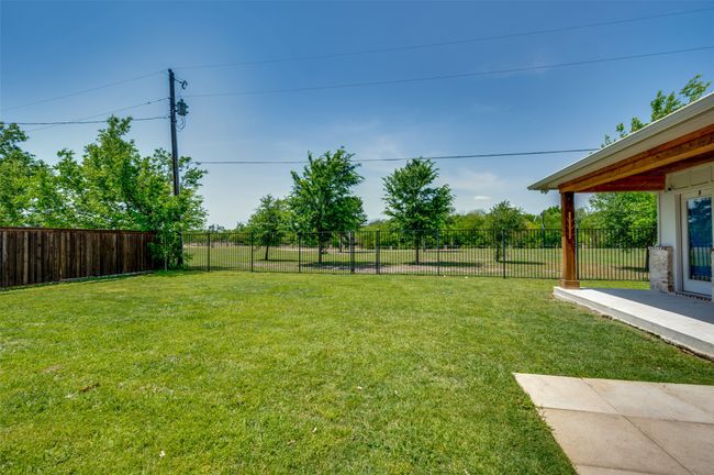 Huge yard and backs to Little Elm Park! | Image 9