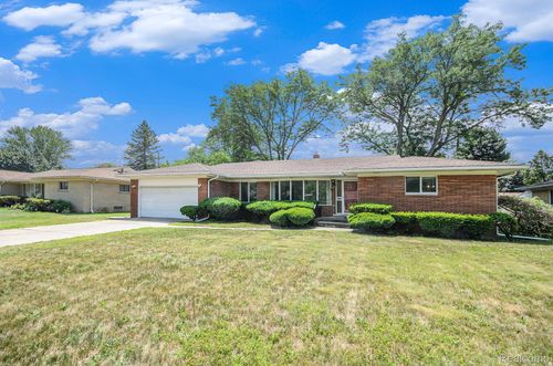 18319 Greenwald Dr, Southfield, MI, 48075-5835 | Card Image