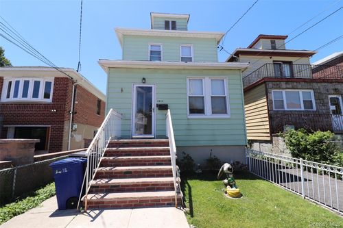 3232 Country Club Rd, Bronx, NY, 10465-1235 | Card Image