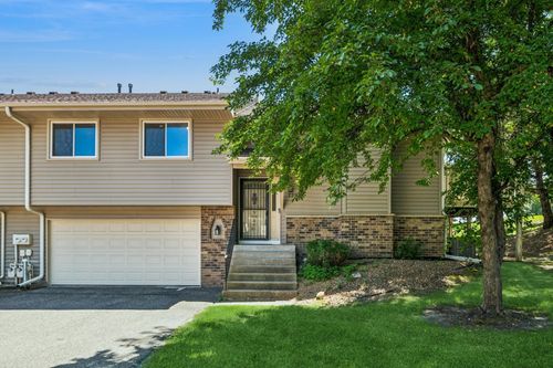 7297 Pontiac Cir, Chanhassen, MN, 55317-9454 | Card Image