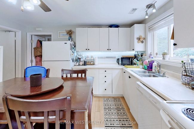 B - 39 Portland Cres, Home with 2 bedrooms, 3 bathrooms and 2 parking in Newmarket ON | Image 12