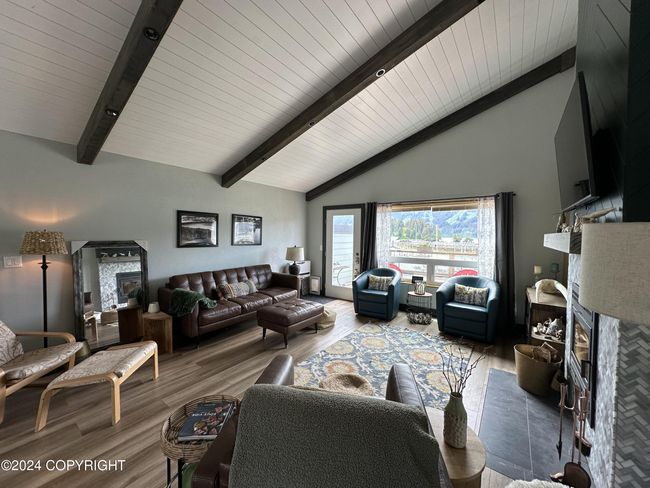 Upstairs living room | Image 18