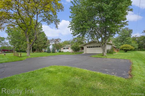 11641 Juniper Dr, Van Buren Township, MI, 48111-3136 | Card Image