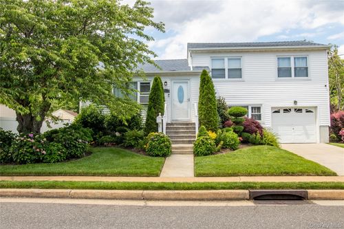60 Lewis St, Freeport, NY, 11520-6041 | Card Image