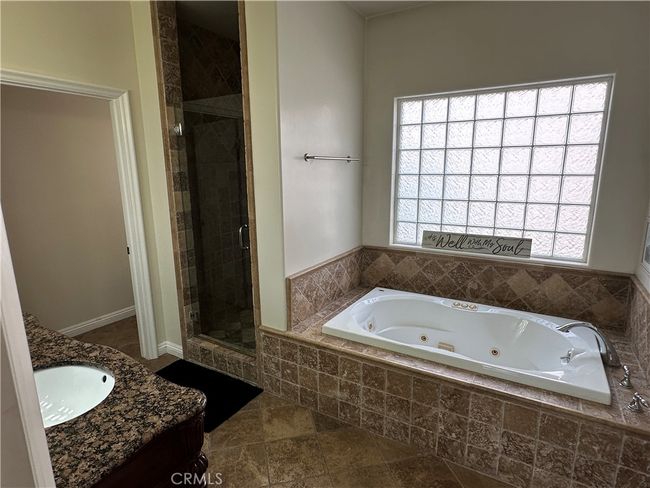 Separate Shoer, Soaking Tub, toilet area | Image 13