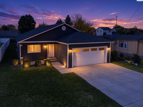 637 N 16th St, Sunnyside, WA, 98944 | Card Image