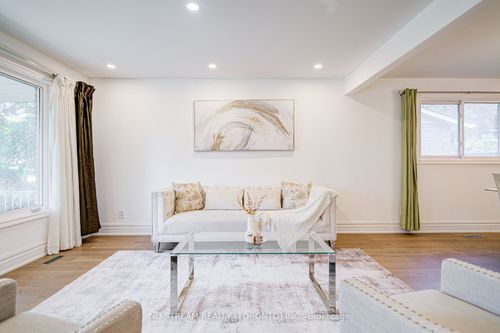 8 Hemingway Cres, Unionville, ON, L3R2A4 | Card Image