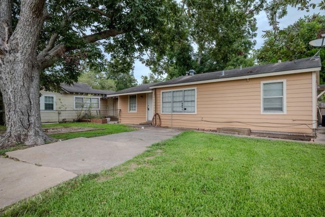 1005 Center St, House other with 3 bedrooms, 2 bathrooms and null parking in Wharton TX | Image 4