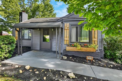 555 Secrist Ln, Girard, OH, 44420-1116 | Card Image
