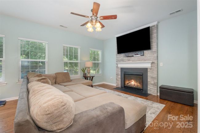 812 Thornapple Ct, House other with 3 bedrooms, 3 bathrooms and null parking in Lake Wylie SC | Image 8