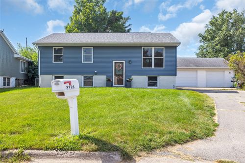 3226 Huxley Ln Sw, Cedar Rapids, IA, 52404-3318 | Card Image