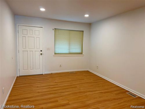 apt-196-8401 18 Mile Rd, Sterling Heights, MI, 48313-3062 | Card Image