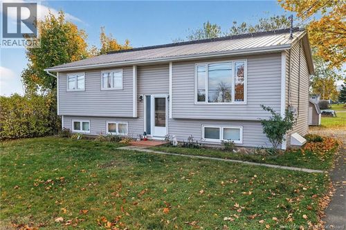 671 Main St, Shediac, NB, E4P2C8 | Card Image