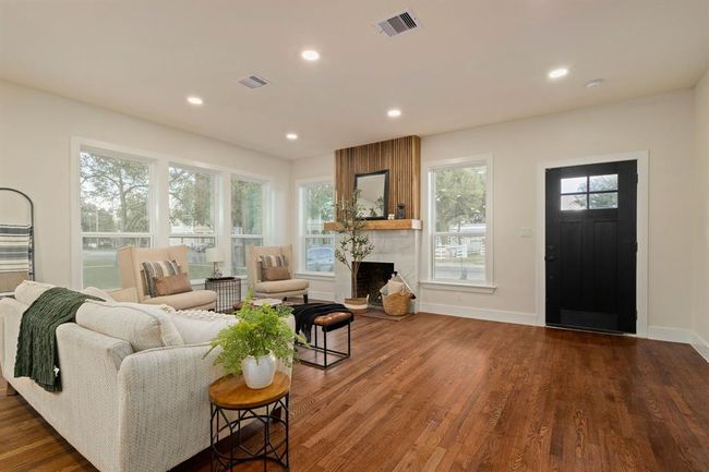 This open floor plan is perfect for entertaining and everyday living! | Image 8