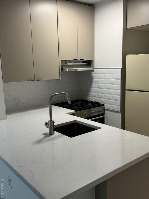 6932 Eliot Ave, Middle Village, NY, 11379-1133 | Card Image