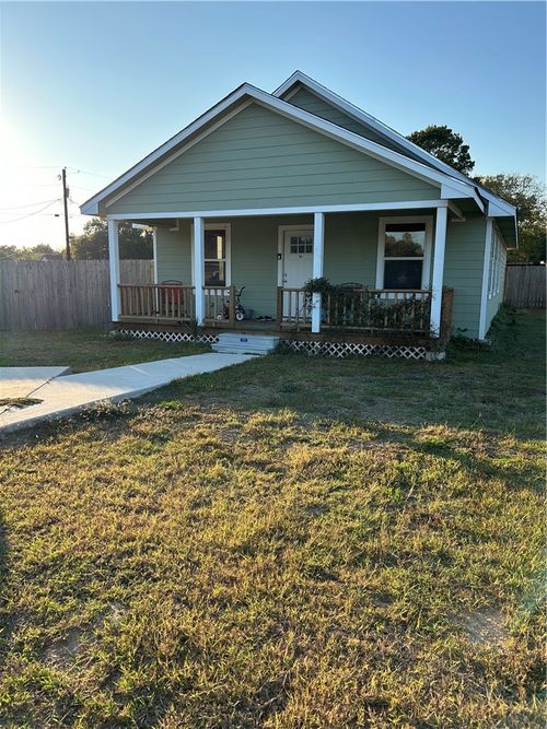 16 Lenora Dr, Hearne, TX, 77859-3284 | Card Image