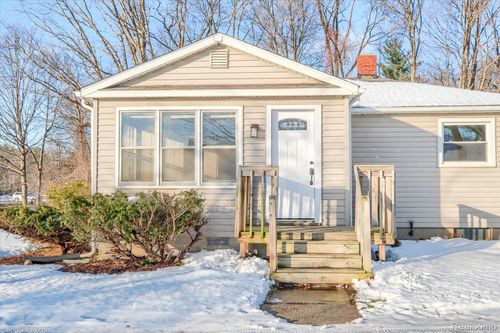 5742 N Lapeer Rd, North Branch, MI, 48461-9732 | Card Image