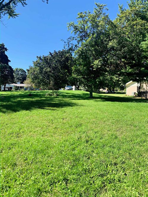 8520 Apple Blossom Ln, Flushing, MI, 48433-2904 | Card Image