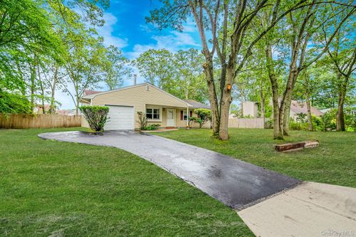 9 Fenwick Ave, Farmingville, NY, 11738-2211 | Card Image