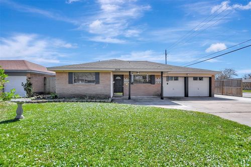 2429 16th Ave N, Texas City, TX, 77590-5006 | Card Image