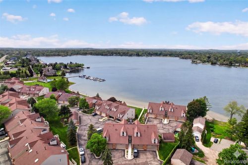 41-3372 Loon Lake Ct, Waterford, MI, 48329-4282 | Card Image