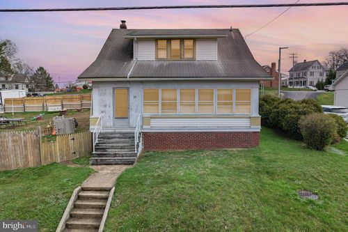 27 N Main St, York New Salem, PA, 17371-2004 | Card Image